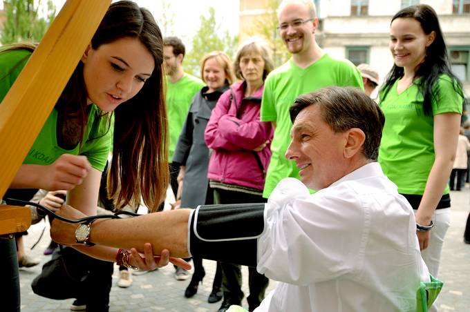 Predsednik republike Borut Pahor se je na Prešernovem trgu udeležil dogodka Krog zdravja, ki ga organizirajo v Društvu študentov medicine Slovenije v okviru projekta Misli na srce.